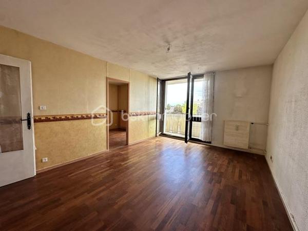 Un appartement situé au troisième étage sans ascenseur comprenant une entrée, une cuisine, un salon-séjour, trois chambres, une salle de douche, un wc, une cave en sous-sol.
Charge de copropriété : 140 Euros par mois (Chauffage, eau froide, entretien des commun)