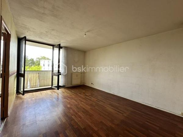 Un appartement situé au troisième étage sans ascenseur comprenant une entrée, une cuisine, un salon-séjour, trois chambres, une salle de douche, un wc, une cave en sous-sol.
Charge de copropriété : 140 Euros par mois (Chauffage, eau froide, entretien des commun)