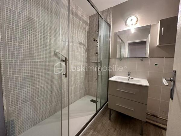 Un appartement situé au troisième étage sans ascenseur comprenant une entrée, une cuisine, un salon-séjour, trois chambres, une salle de douche, un wc, une cave en sous-sol.
Charge de copropriété : 140 Euros par mois (Chauffage, eau froide, entretien des commun)