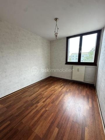 Un appartement situé au troisième étage sans ascenseur comprenant une entrée, une cuisine, un salon-séjour, trois chambres, une salle de douche, un wc, une cave en sous-sol.
Charge de copropriété : 140 Euros par mois (Chauffage, eau froide, entretien des commun)