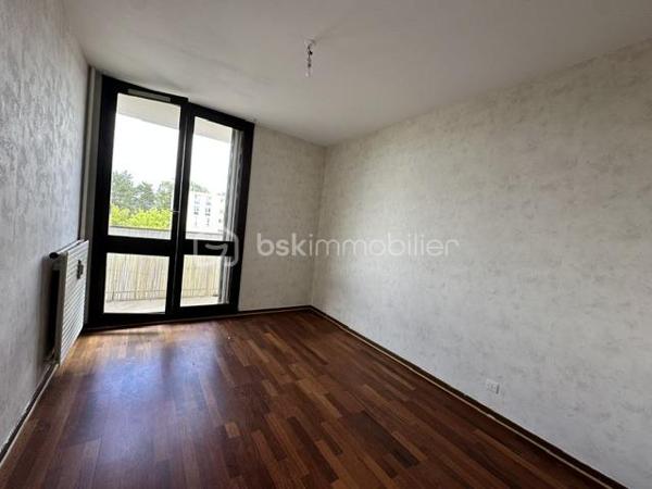 Un appartement situé au troisième étage sans ascenseur comprenant une entrée, une cuisine, un salon-séjour, trois chambres, une salle de douche, un wc, une cave en sous-sol.
Charge de copropriété : 140 Euros par mois (Chauffage, eau froide, entretien des commun)