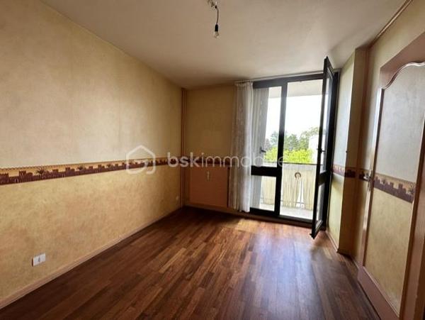 Un appartement situé au troisième étage sans ascenseur comprenant une entrée, une cuisine, un salon-séjour, trois chambres, une salle de douche, un wc, une cave en sous-sol.
Charge de copropriété : 140 Euros par mois (Chauffage, eau froide, entretien des commun)