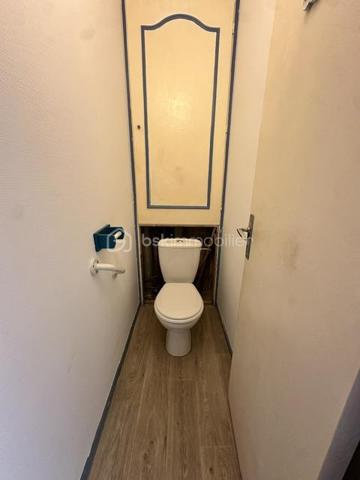 Un appartement situé au troisième étage sans ascenseur comprenant une entrée, une cuisine, un salon-séjour, trois chambres, une salle de douche, un wc, une cave en sous-sol.
Charge de copropriété : 140 Euros par mois (Chauffage, eau froide, entretien des commun)