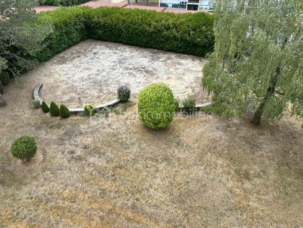 Un appartement situé au troisième étage sans ascenseur comprenant une entrée, une cuisine, un salon-séjour, trois chambres, une salle de douche, un wc, une cave en sous-sol.
Charge de copropriété : 140 Euros par mois (Chauffage, eau froide, entretien des commun)