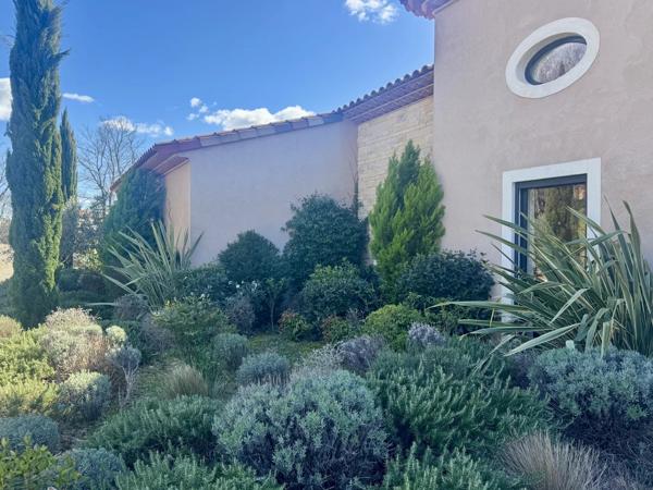 Villa Contemporaine de Plain-Pied au Cœur d’une Provence Authentique