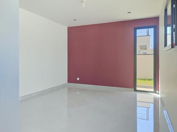 Maison individuelle neuve - 140m² - 5 pièces - garage et piscine