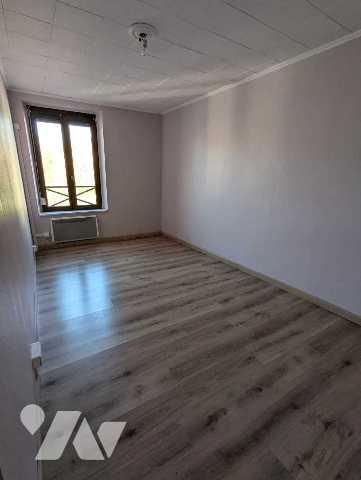 Maison de village de type 4 élevée sur étages d'une surface de 88m².