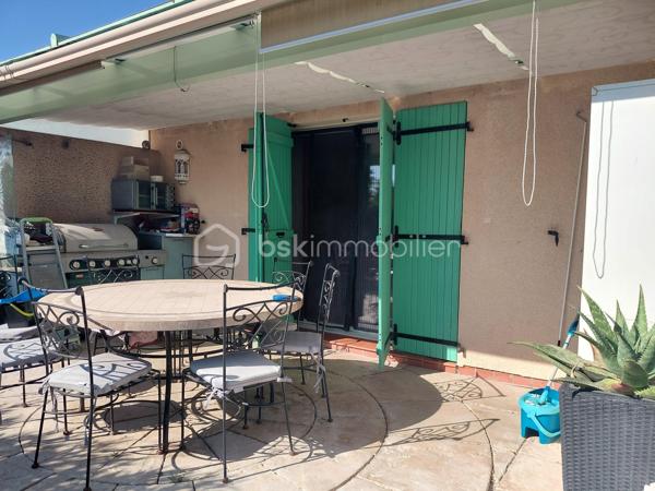 **Torreilles Plage – Village Marin Catalan**

Dans un environnement recherché à seulement quelques pas de la plage, découvrez cette agréable **villa quatre faces**, située au sein de la résidence sécurisée du **Village Marin Catalan**.

La villa offre une configuration idéale pour profiter pleinement du littoral, que ce soit en résidence principale, en pied-à-terre ou pour un investissement saisonnier.

Elle se compose de :

• **Deux chambres**
• **Une salle d’eau**
• Une pièce de vie agréable
• Un espace extérieur permettant de profiter des beaux jours
• **Une place de parking privative**

La villa est proposée **vendue meublée**, vous permettant de vous installer ou de commencer à en profiter immédiatement, sans avoir à prévoir d’aménagement particulier.

Son emplacement constitue un véritable atout : **la plage est accessible à pied en quelques minutes**, tout comme les commerces et les commodités de Torreilles Plage.

### ❤️ LES +

✔ Villa **4 faces**
✔ Résidence sécurisée
✔ **2 chambres**
✔ Vendue meublée
✔ Place de parking
✔ Plage à proximité immédiate
✔ Idéale résidence secondaire ou investissement

📍 **Village Marin Catalan – Torreilles Plage**

Une villa pleine de potentiel dans un secteur particulièrement recherché, à découvrir rapidement !

209 000€ HAI

📞 **Sabrina Willaert – BSK Immobilier**
06 07 32 74 33