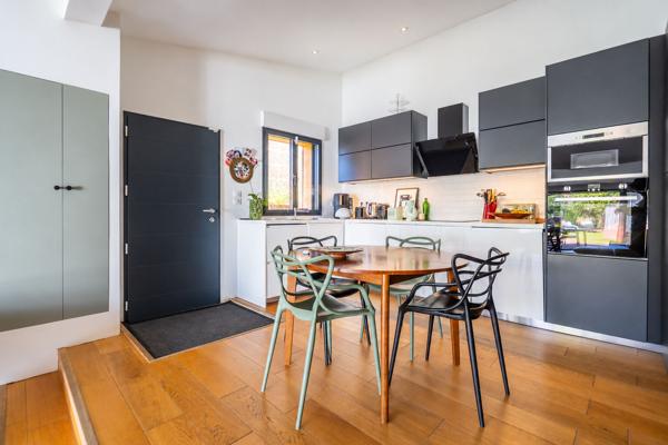 GRADIGNAN proche des commerces - Maison moderne de plain-pied avec piscine