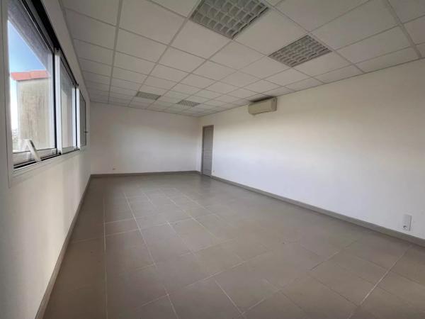 ENSEMBLE DE BUREAUX  et batiments