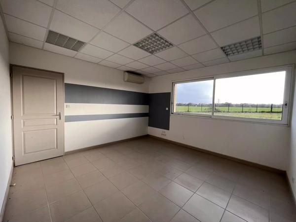 ENSEMBLE DE BUREAUX  et batiments