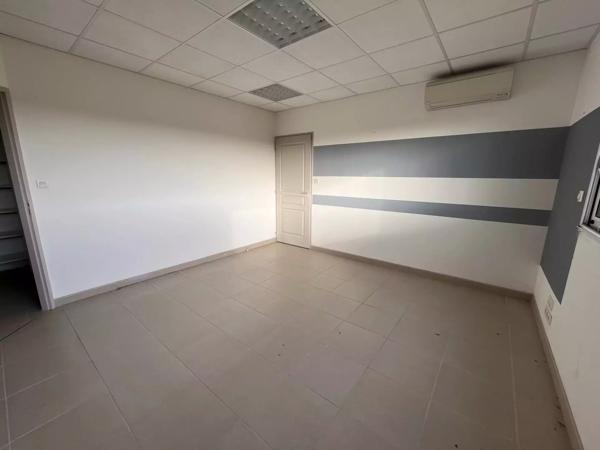 ENSEMBLE DE BUREAUX  et batiments