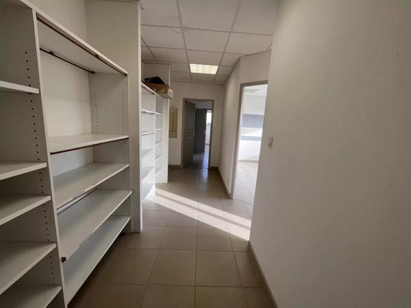 ENSEMBLE DE BUREAUX  et batiments