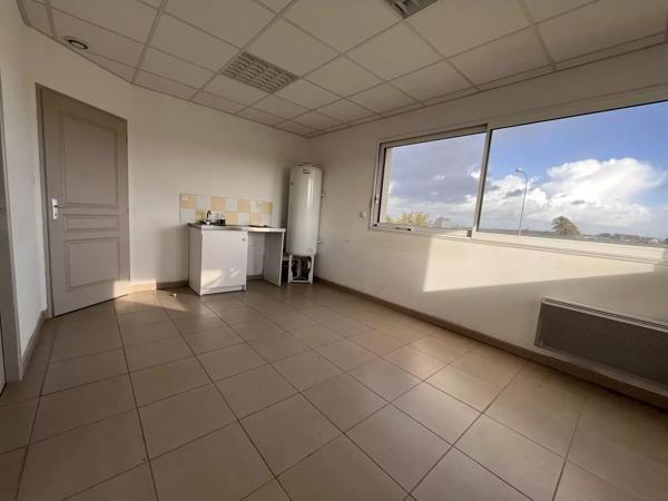 ENSEMBLE DE BUREAUX  et batiments