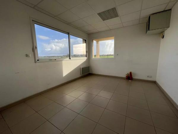 ENSEMBLE DE BUREAUX  et batiments