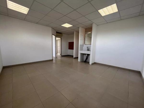 ENSEMBLE DE BUREAUX  et batiments