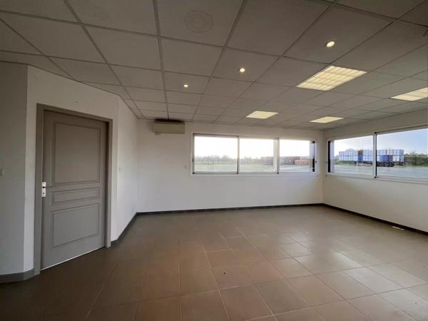 ENSEMBLE DE BUREAUX  et batiments