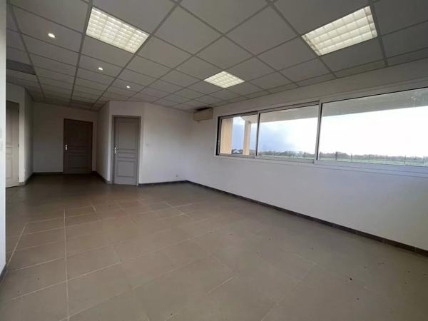 ENSEMBLE DE BUREAUX  et batiments