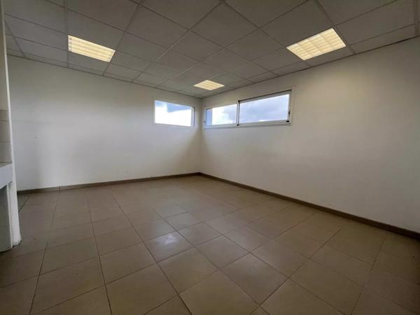 ENSEMBLE DE BUREAUX  et batiments