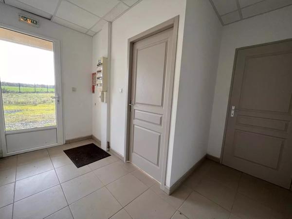 ENSEMBLE DE BUREAUX  et batiments