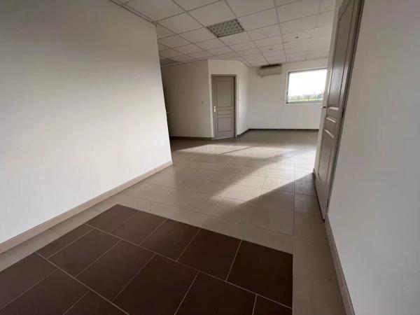 ENSEMBLE DE BUREAUX  et batiments