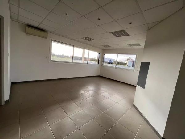 ENSEMBLE DE BUREAUX  et batiments