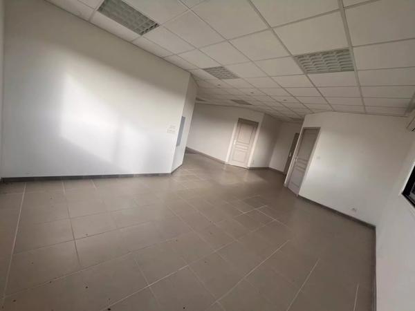 ENSEMBLE DE BUREAUX  et batiments