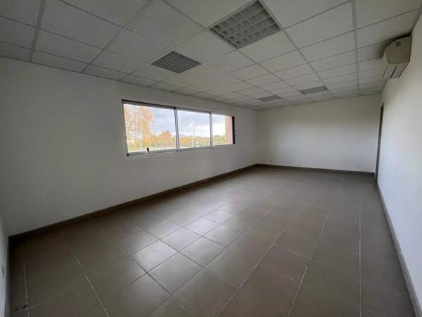 ENSEMBLE DE BUREAUX  et batiments