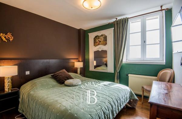 Figeac, Propriété 12 Chambres -  500 m² à vendre