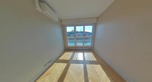 APPARTEMENT T5 A LOUER - LYON 2EME ARRONDISSEMENT La Bourse-Grenette 164.95 m 2 3 625 € charges comprises par mois