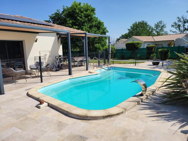 Maison récente tout confort avec piscine et carport