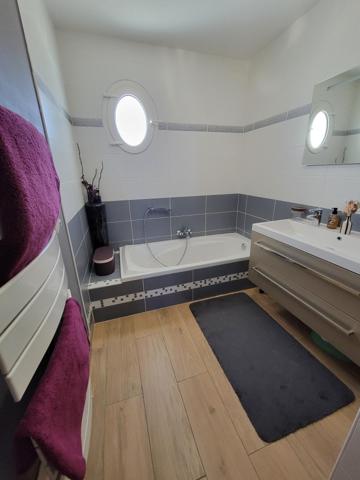 Maison récente tout confort avec piscine et carport