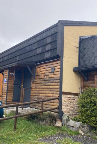 Chalet aux Angles, 3 niveaux, 56,31 m² Carrez + 14.85m² hors carrez, vue lac & montagne, exposition Sud Est