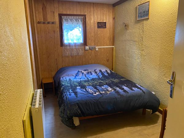 Chalet aux Angles, 3 niveaux, 56,31 m² Carrez + 14.85m² hors carrez, vue lac & montagne, exposition Sud Est