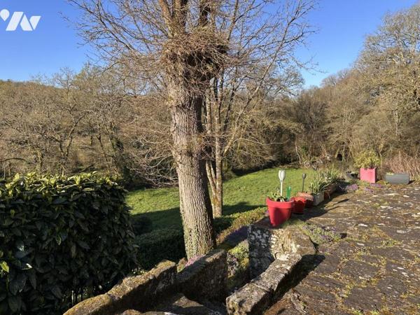 A 15 MIN DE VANNES  CAMPAGNE PROCHE D'UN BOURG - PROPRIETE DEUX HABITATIONS SUR PLUS DE 5 HECTARES