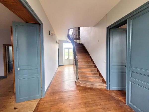 Propriété à vendre 14 pièces SAINT JEAN D'ANGELY (17) - Ancien domaine viticole, Bâti de 940 m2, Maison de maître, Dépendances.