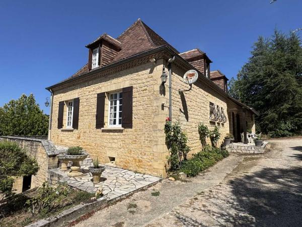 Maison ancienne - Saint-cyprien Grande maison en pierre avec vue dominante à proximité du centre du village sur un terrain de plus de 2000 m2