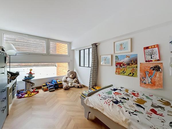 Maison
         5 pièces
        - 137 m² Exclusivité 825 000 € *