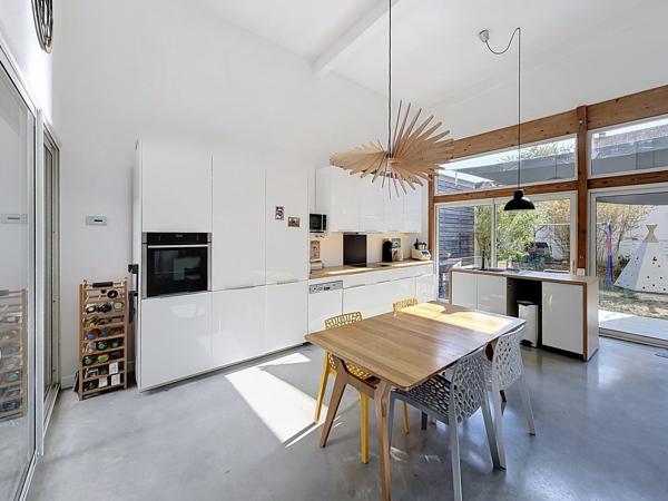 Maison
         5 pièces
        - 137 m² Exclusivité 825 000 € *
