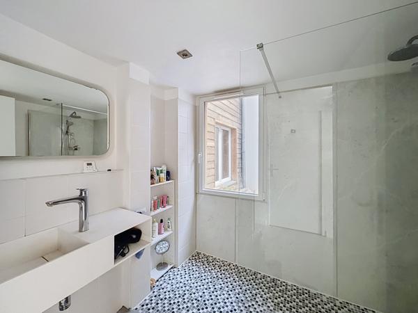 Maison
         5 pièces
        - 137 m² Exclusivité 825 000 € *
