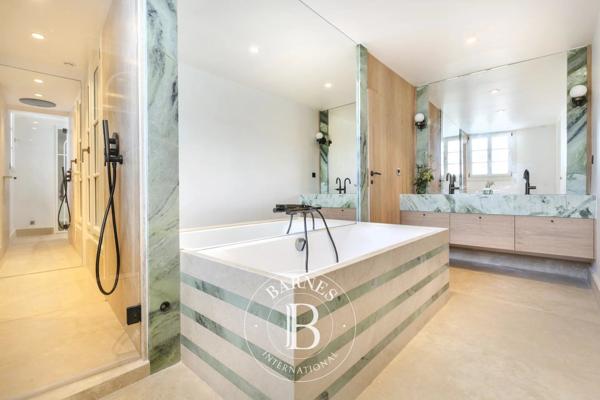 Paris 7ème, Appartement 2 Chambres -  135 m² à vendre