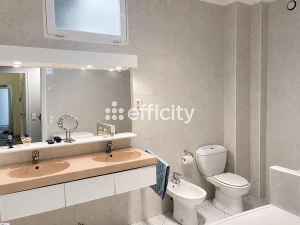 Appartement
         6 pièces
        - 160 m² 1 070 000 € *