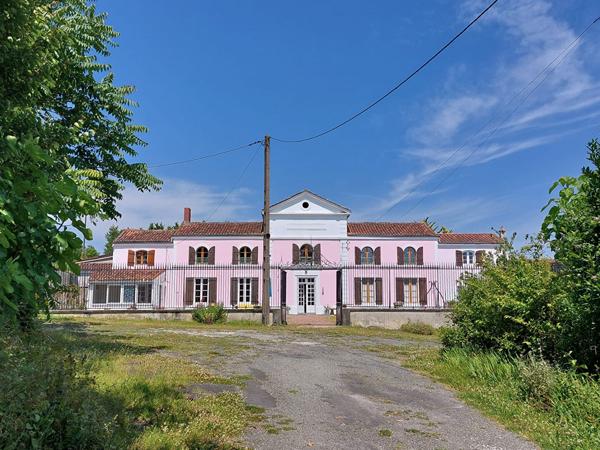 Elegante maison non-mitoyenne avec gîte, vaste dépendances, 2 km du centre ville Saint jean d angely