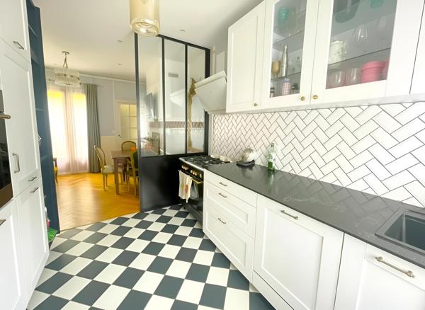 Belle maison de ville avec extérieur