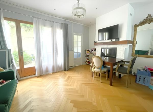 Belle maison de ville avec extérieur