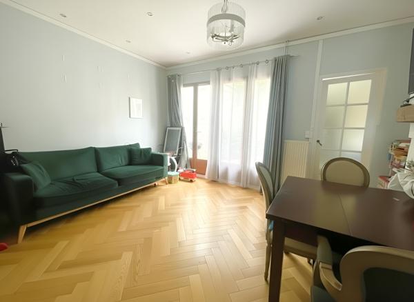 Belle maison de ville avec extérieur