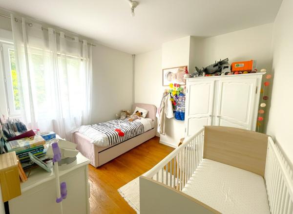 Belle maison de ville avec extérieur