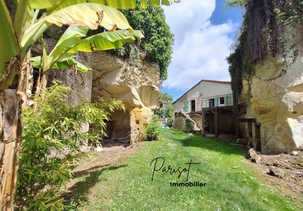 MAISON EN PIERRE ENTIEREMENT RENOVEE DE 150 M² AVEC TERRAIN DE 1 200 M² ET ESPACES TROGLODYTES