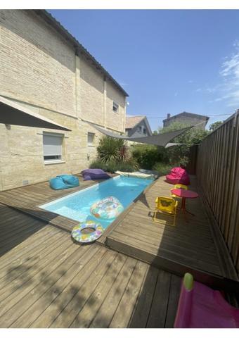 Maison Bourgeoise en Pierre avec Piscine au Coeur de Parempuyre