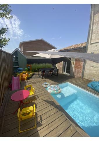 Maison Bourgeoise en Pierre avec Piscine au Coeur de Parempuyre